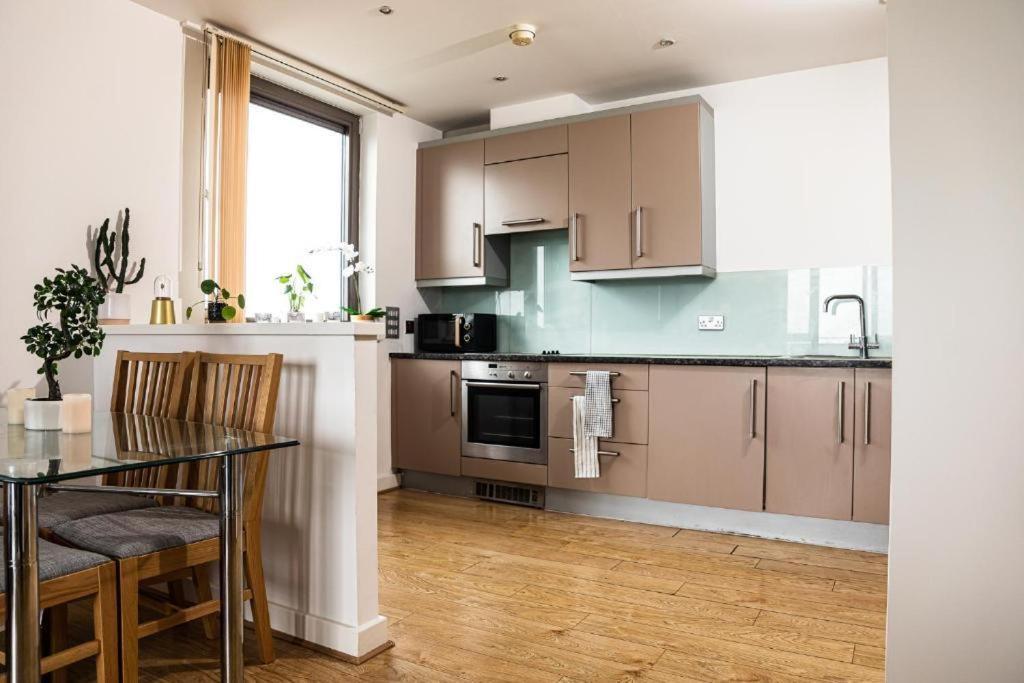 Whitechapel Two Bedroom Luxury Apartment - Free Private Parking - City Views London Eksteriør billede